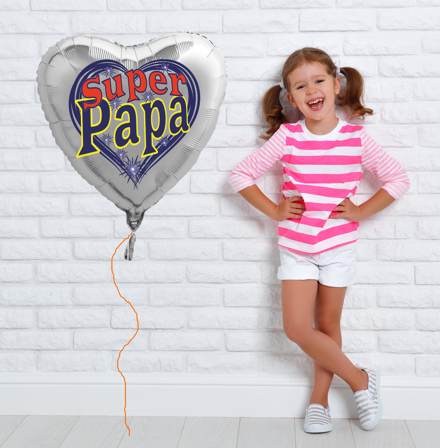 Maedchen-mit-Luftballon-Super-Papa-zum-Vatertag