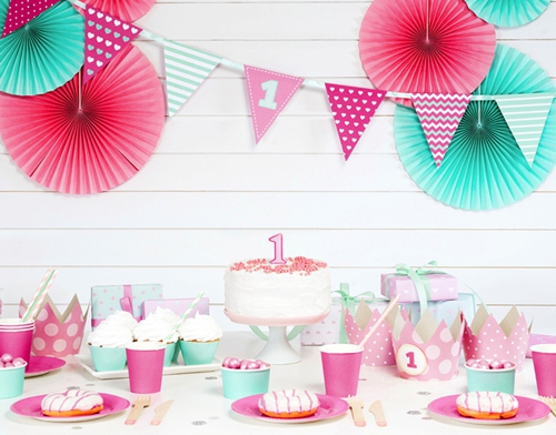 Mini-Partyteller-Rosa-Partydekoration-Geburtstag-Babyparty-Tischdekoration-Pappteller-Dekobeispiel