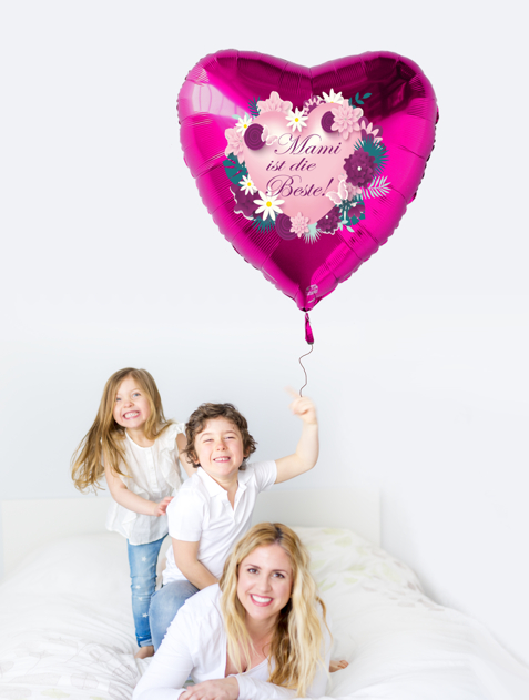 Muttertag-mit-dem-grossen-Luftballon-Mami-ist-die-Beste