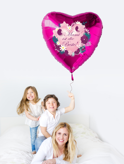 Muttertag-mit-dem-grossen-Luftballon-Mami-ist-die-Beste Muttertag-mit-dem-grossen-Luftballon-Mami-ist-die-Beste