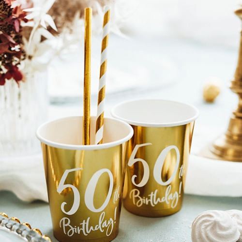 Partybecher-Gold-metallic-Zahl-50-Partydekoration-zum-50.-Geburtstag-Tischdeko-Pappbecher-Dekobeispiel