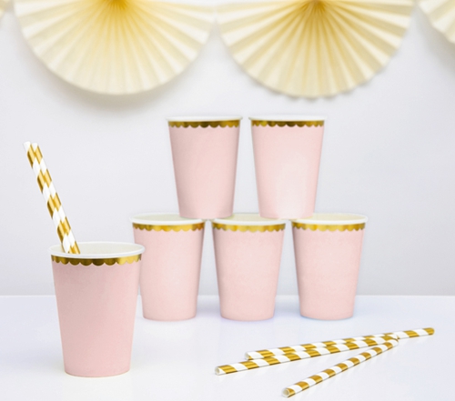 Partybecher-Rosa-mit-Goldrand-Partydekoration-Geburtstag-Babyparty-Tischdekoration-Pappbecher-Dekobeispiel