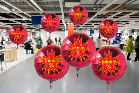 Rabattaktion-Dekoration-mit-Luftballons-Reduziert-Prozente-mit-Helium-Ballongas