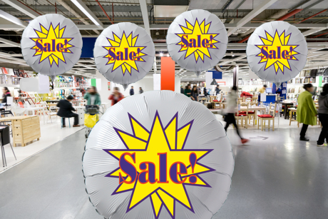 Rabattaktion-im-Supermarkt-weisse-Rundballons-mit-Helium-Sale-Stars