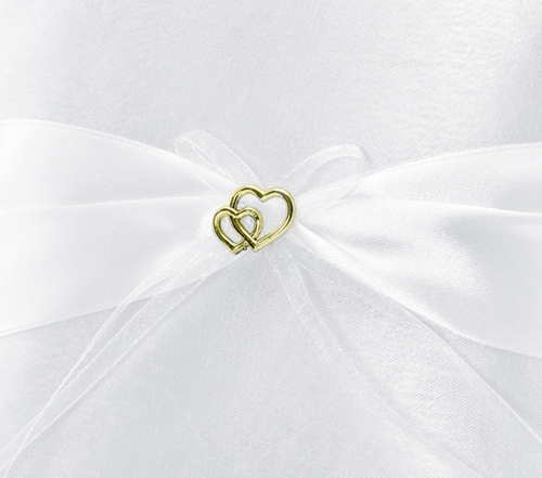 Ringkissen-mit-Herzen-und-weisser-Schleife-Satin-weiss-zur-Hochzeit-Trauung-Hochzeitsdekoration-Detailansicht