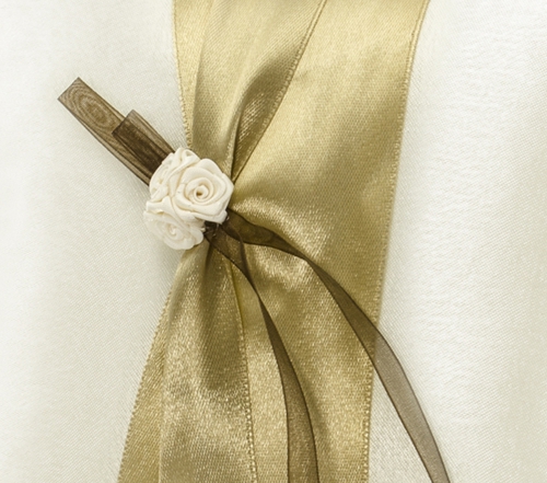 Ringkissen-mit-Rosen-und-Schleife-in-karamell-Satin-creme-zur-Hochzeit-Trauung-Hochzeitsdekoration-Detailansicht