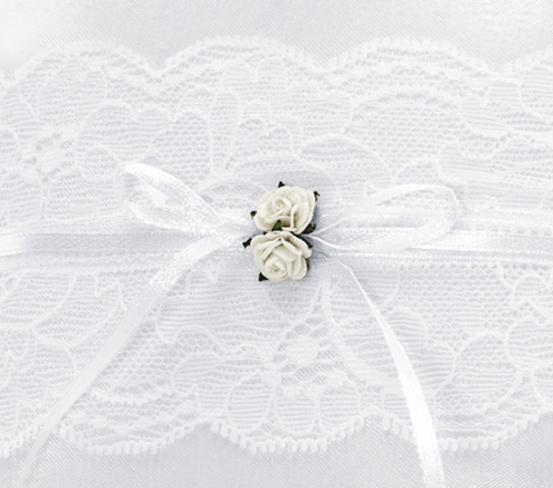 Ringkissen-mit-Rosen-und-Spitze-Satin-weiss-zur-Hochzeit-Trauung-Hochzeitsdekoration-Detailansicht