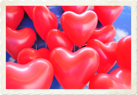 Rote-Herzluftballons-zur-Aktion-Luftballons-zur-Hochzeit-steigen-lassen