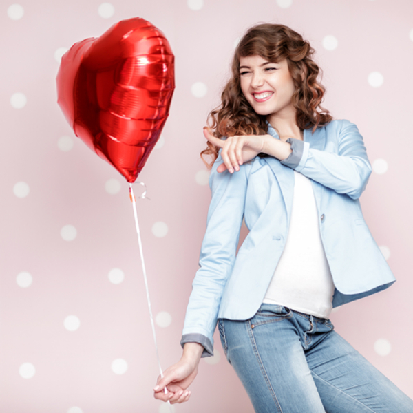 Roter-Herzluftballon-mit-Helium-Ballongas-zum-Valentinstag