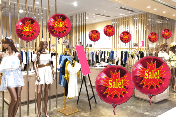 Sale-Aktion-mit-schwebenden-Helium-Luftballons-Rundballons-aus-Folie-in-Rot-Sale-Star