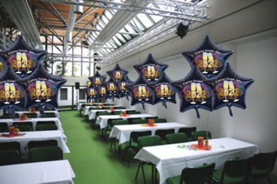 Dekoration-Silvester-2022-100-Sternballons-Champagner-und-Feuerwerk