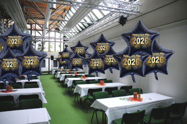 Silvesterdekoration-mit-Sternballons-2026