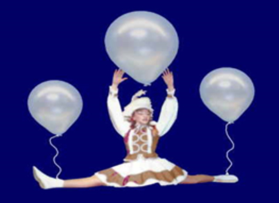 Tanzmariechen schweben mit Luftballons auf Karneval und Fasching