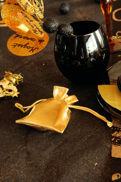 Tischdekoration mit dem golden glänzenden Beutelchen für Gastgeschenke