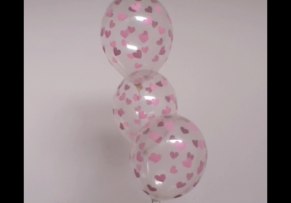 Transparente-Luftballons-mit-Herzen-in-Rosa