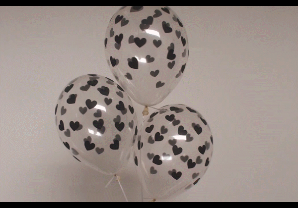 Transparente-Luftballons-mit-Herzen-in-Schwarz