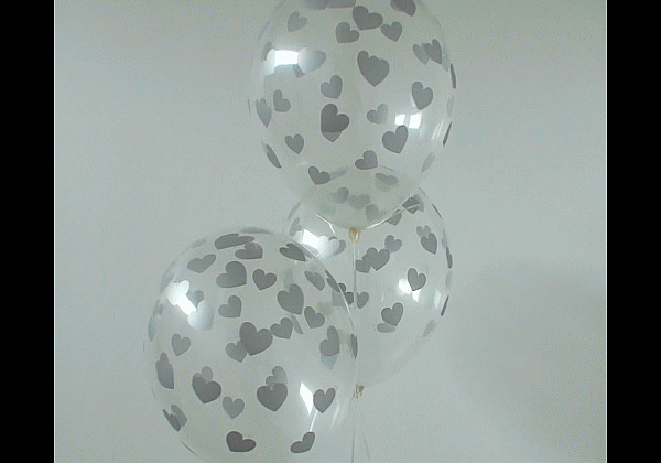Transparente-Luftballons-mit-Herzen-in-Silber