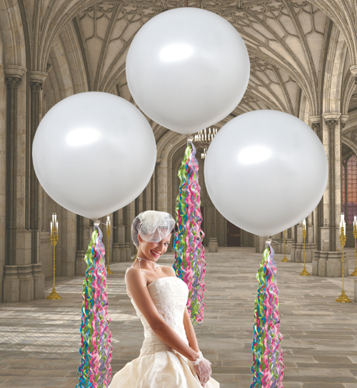 Weisse-1-Meter-Luftballons-als-Hintergrund-zum-Hochzeitsfoto-mit-der-Braut