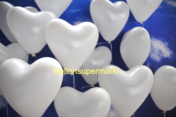 Weisse-Herzluftballons-zur-Aktion-Luftballons-zur-Hochzeit-steigen-lassen