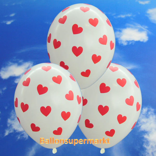 Weisse-Luftballons-mit-roten-Herzen