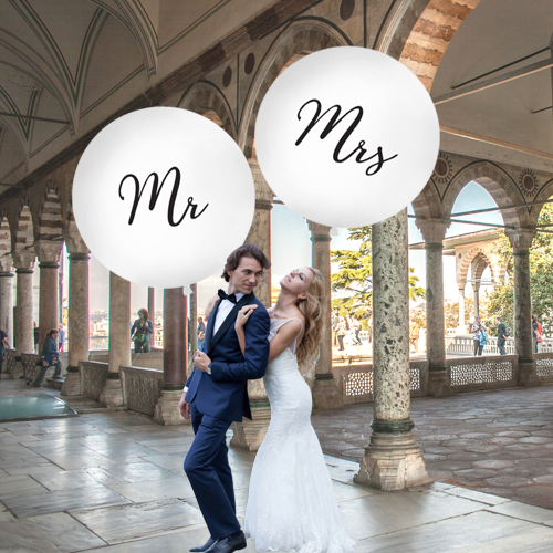 Weisse-Riesenballons-zur-Hochzeit-von-Mr.-and-Mrs.