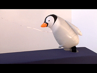 airwalker-luftballon-pinguin-mit-helium
