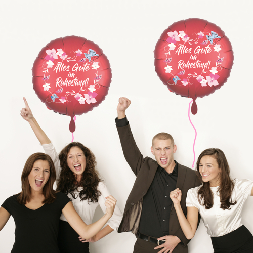 Alles Gute im Ruhestand. Runder Luftballon, satinrot mit Blumen und Schmetterlingen