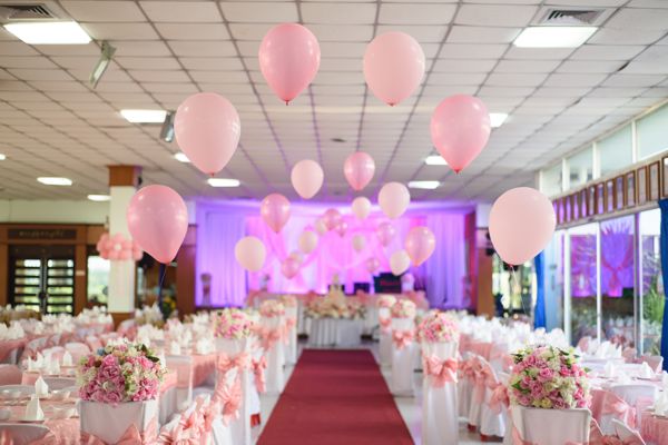 Ballonbögen aus Helium-Luftballons zur Hochzeit