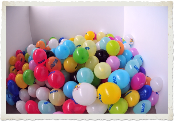 Befüllter Raum mit Luftballons