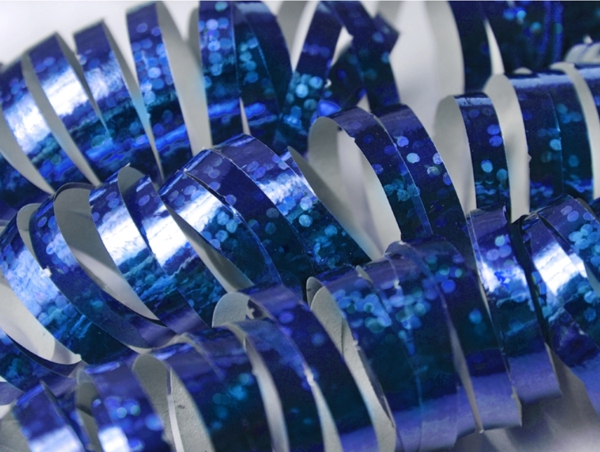 Blaue metallisch glänzende Luftschlangen zu Silvester, Silberne Hochzeit, Geburtstag, Party, Fest und Feier