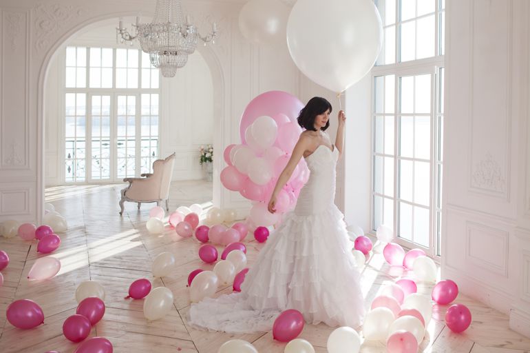 Braut mit Luftballons zur Hochzeit
