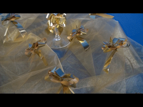 dekoration-mit-kleinen-metallik-zierschleifen-in-gold