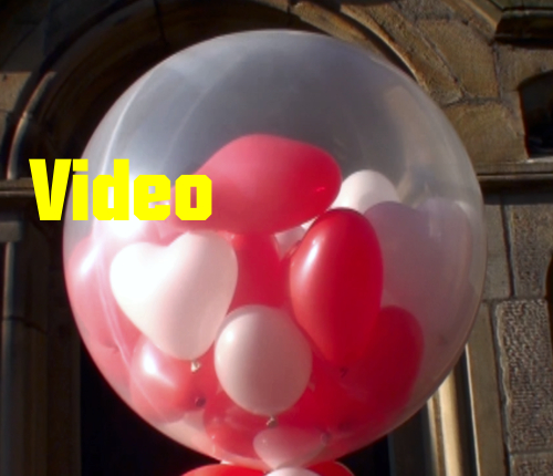 explodierender-grosser-luftballon-der-mit-kleinen-helium-luftballons-gefuellt-ist