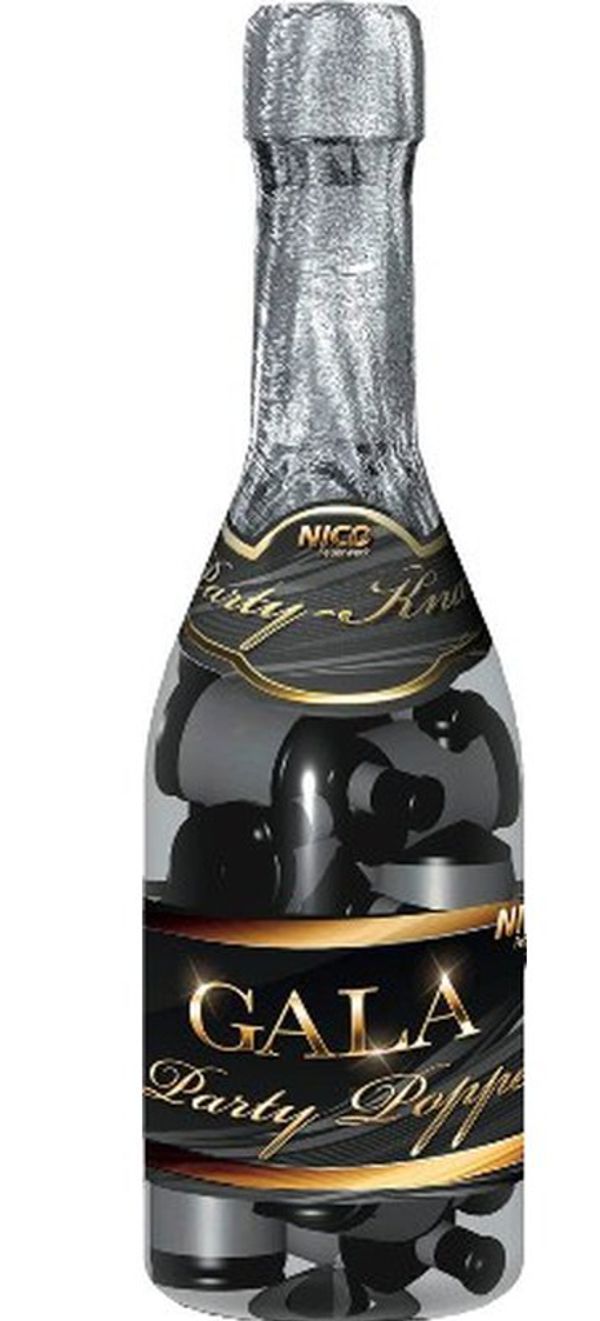 Sektflasche mit Partypoppern zu Silvester