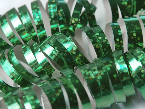 Grüne metallisch glänzende Luftschlangen zu Silvester, Silberne Hochzeit, Geburtstag, Party, Fest und Feier