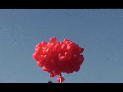 herzluftballons-vom-ballonsupermarkt-steigen-mit-helium-auf