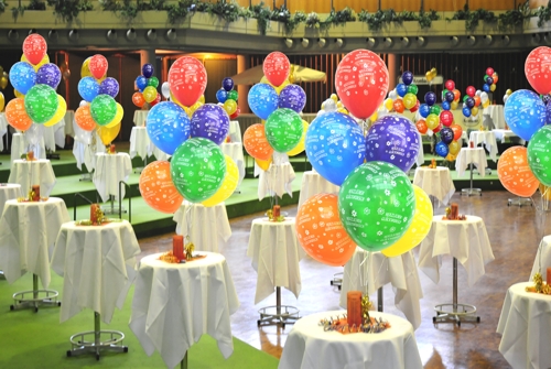 luftballons-herzlichen-glueckwunsch-mit-helium-dekoration-im-festsaal