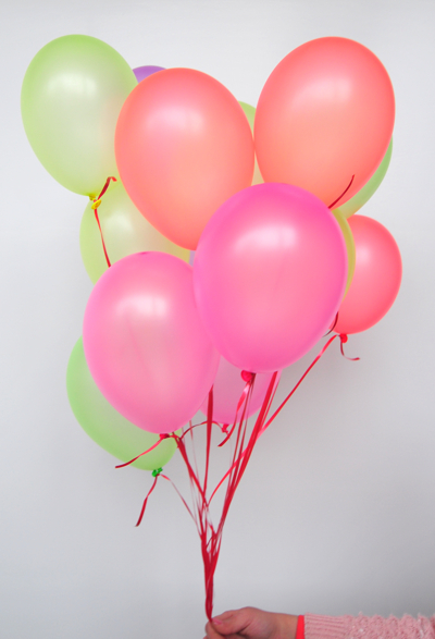Neonballons an roten Ballonbändern