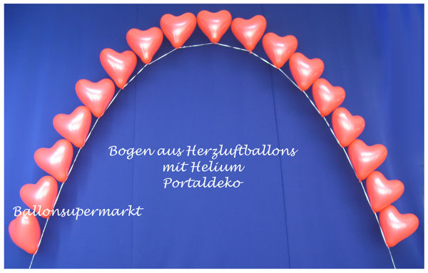 Portalbogen aus roten Herzluftballons die mit Ballongas gefüllt sind. Ballondekoration zur Hochzeit