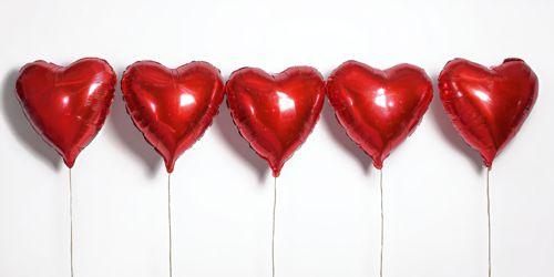 rote-heliumgefuellte-herzballons-aus-folie