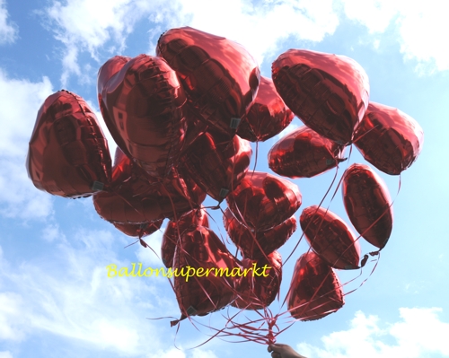 Rote Herzluftballons aus Folie mit Helium Ballongas zur Hochzeit aufsteigen lassen