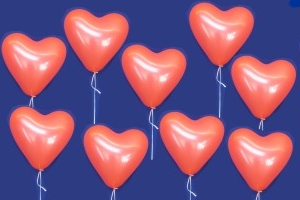 Rote Herzluftballons mit Helium