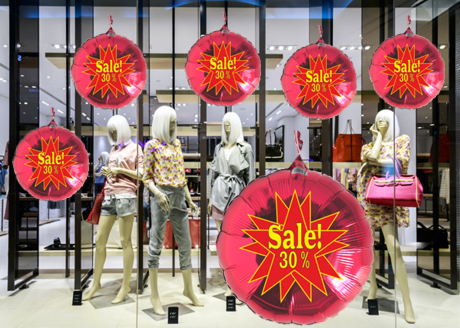 sale-30-prozent-star-luftballons-aus-folie-werbeaktion-rabattaktion-dekoration-im-Kaufhaus-Schaufenster