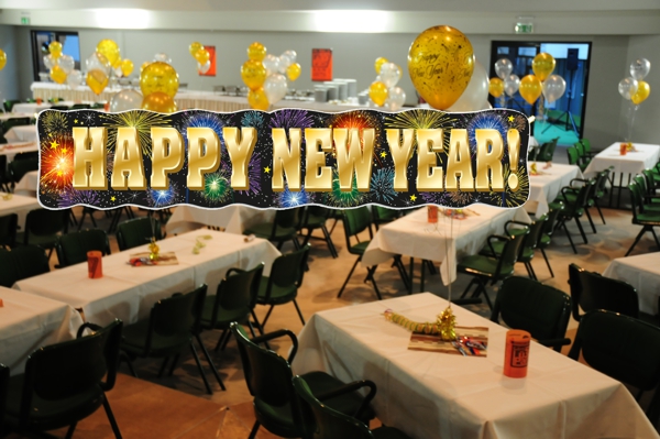 silvester-partydekoration-mit-dem-riesenbanner-happy-new-year-feuerwerk