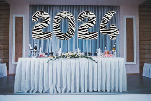 silvesterdeko-100-cm-zahlen-2024-zebra-silvesterparty-gastronomie