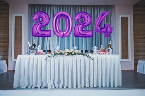 silvesterdeko-zahlen-2024-silvesterparty-gastronomie-lila-Zahlen-Luftballons