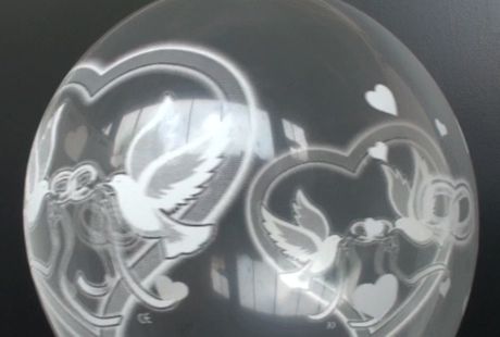 transparenter-Luftballon-mit-Hochzeitstauben-Ringen-und-Herzen