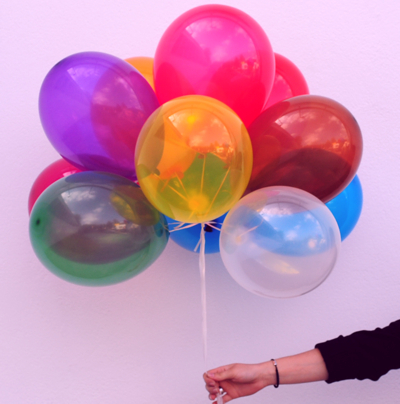 Ballontraube aus Kristall-Luftballons an weißen Ballonbändern