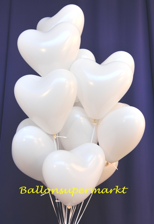 Weiße Herzluftballons mit Helium zur Hochzeit