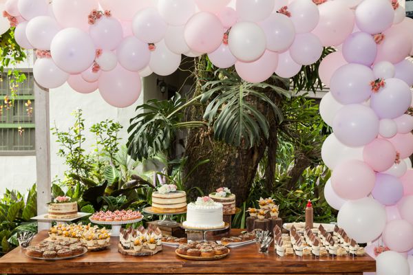 wild romantische Girlande aus Luftballons zur Hochzeit